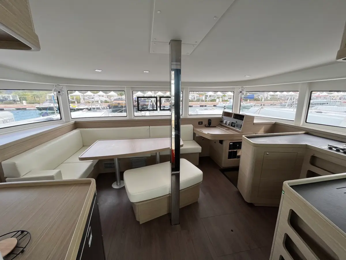 Amlad, Interior image