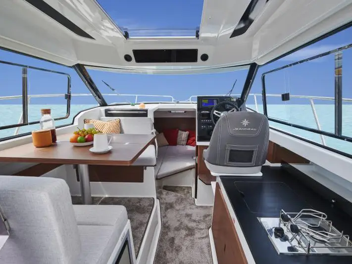 Franka, Interior image