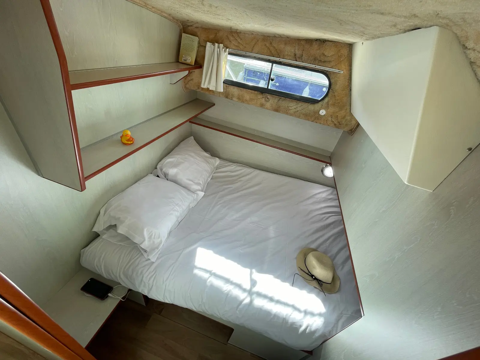 Mélodie, Interior image