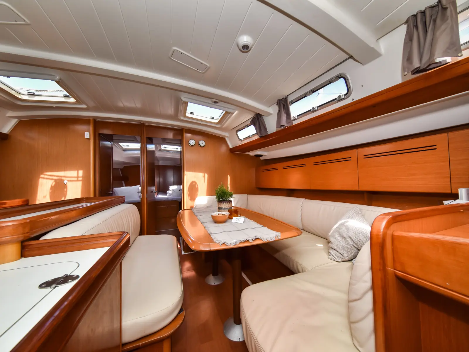 Papalina, Interior image