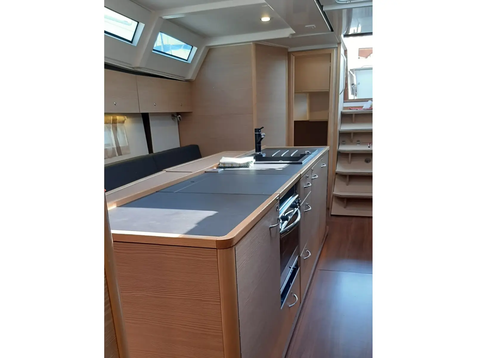 POLINA I, Interior image