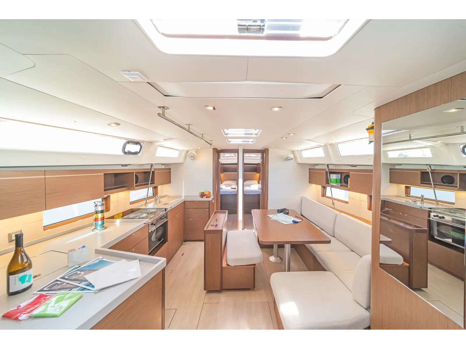 Paradisea, Interior image