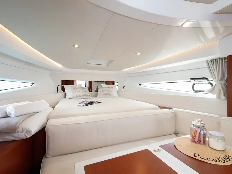 CHROMIA, Interior image
