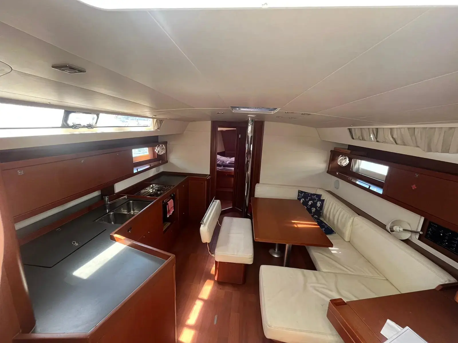 ADA 3, Interior image