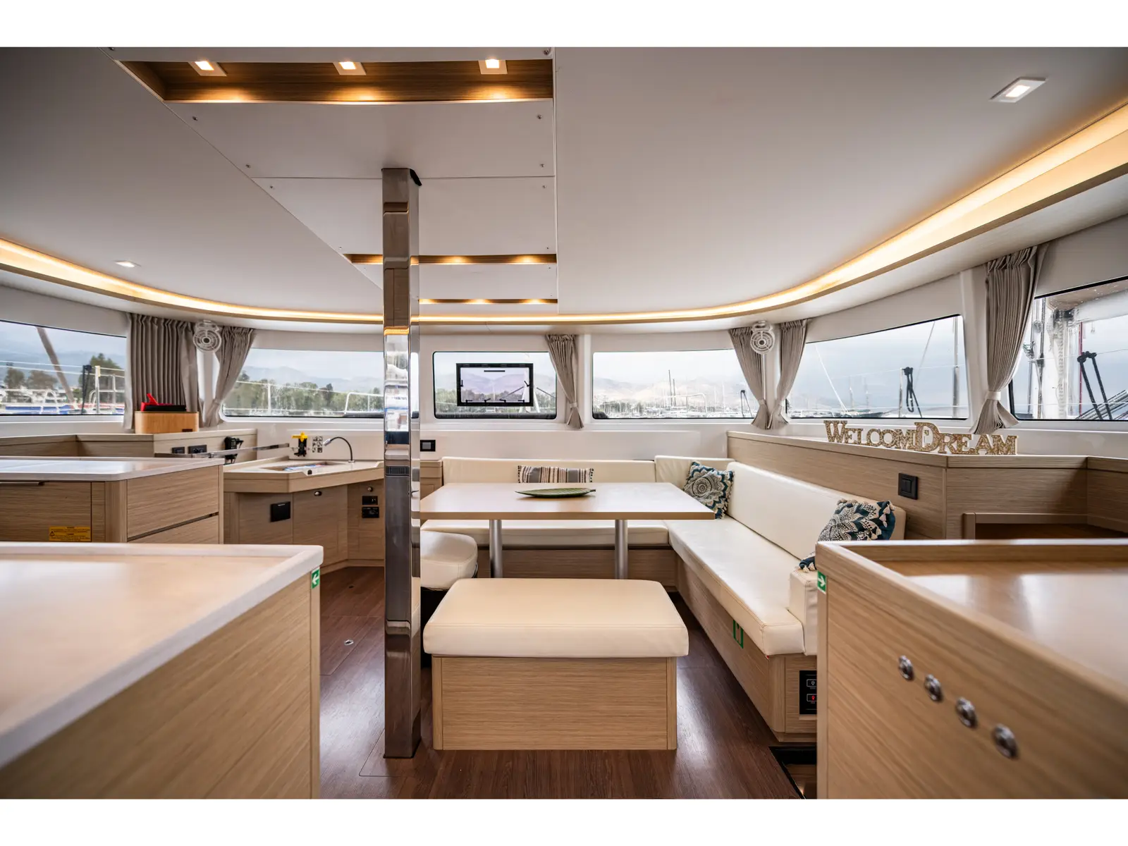 Hydra XV, Interior image