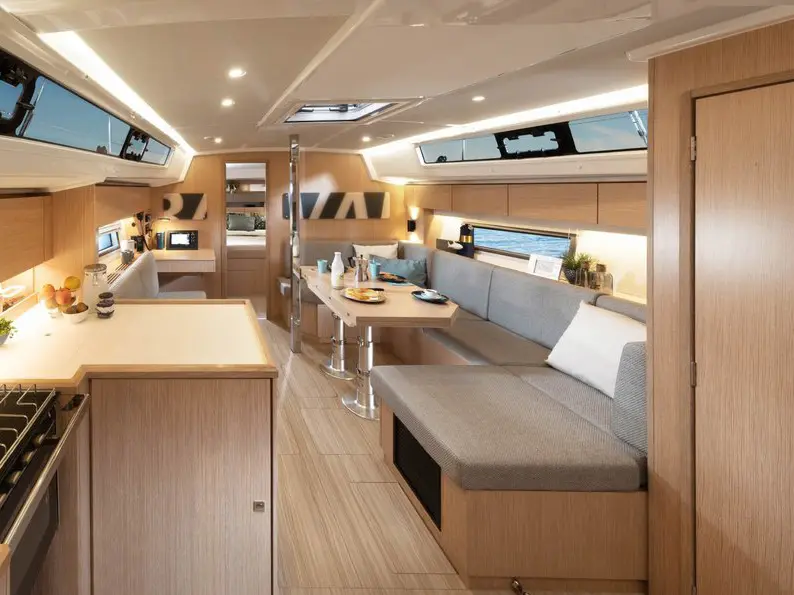 Maia, Interior image