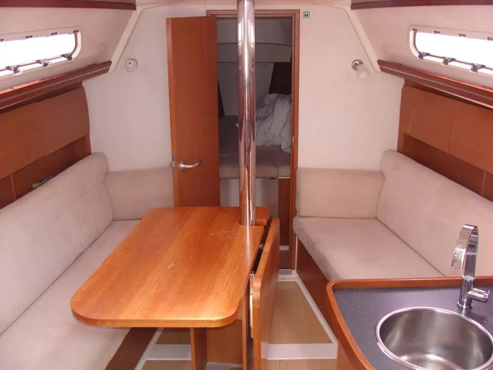 Selini, Interior image