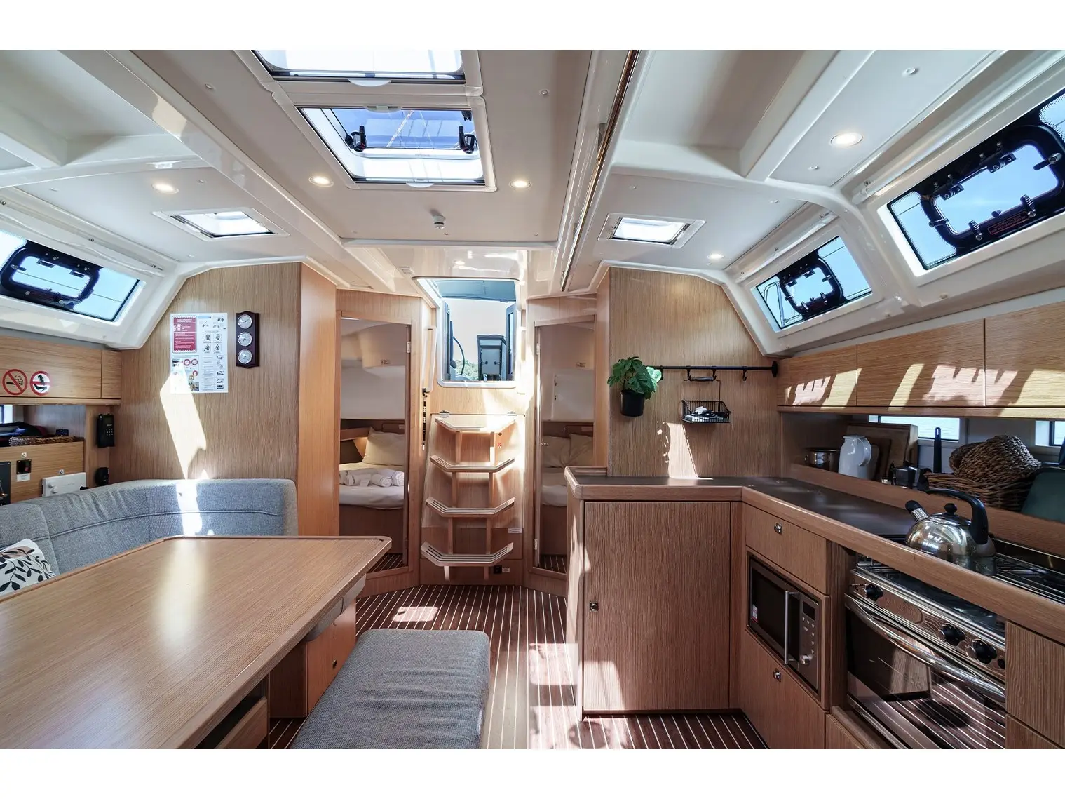 Vela, Interior image