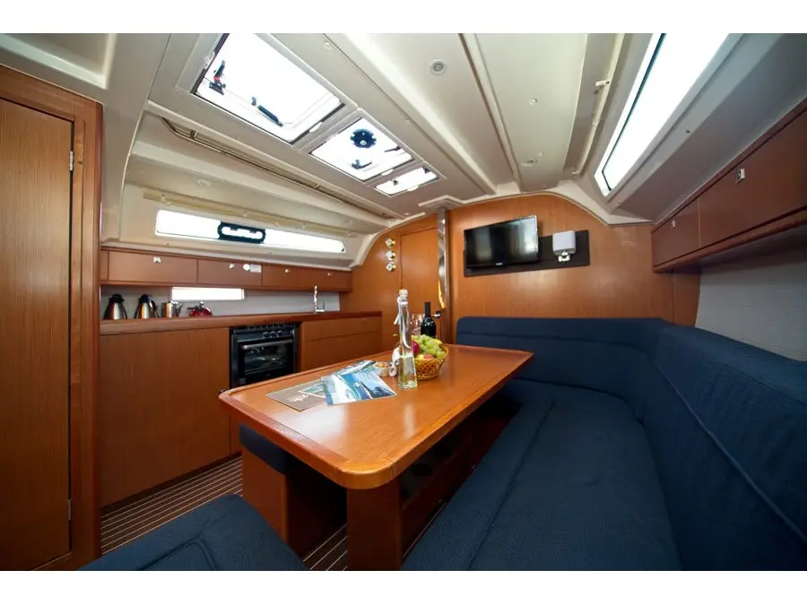MH 67, Interior image