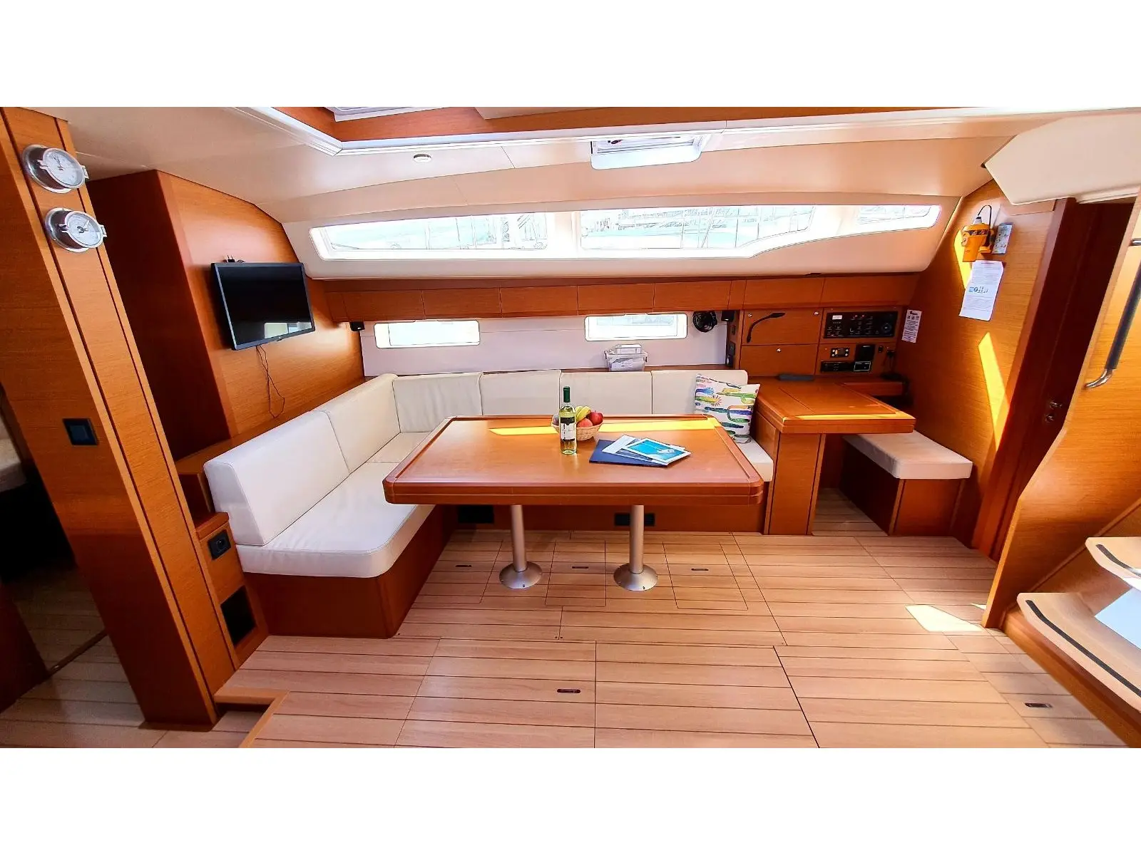 MAGIC ANGEL, Interior image