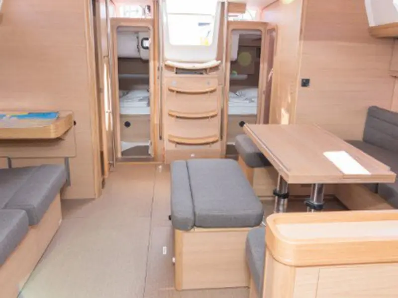 Jana, Interior image