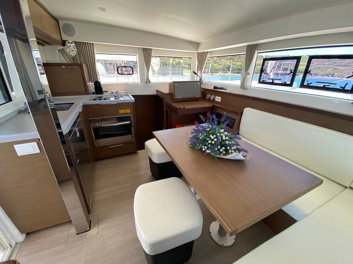 Aquila (WM, Inverter), Interior image