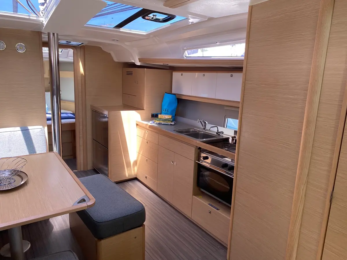 Pavo, Interior image