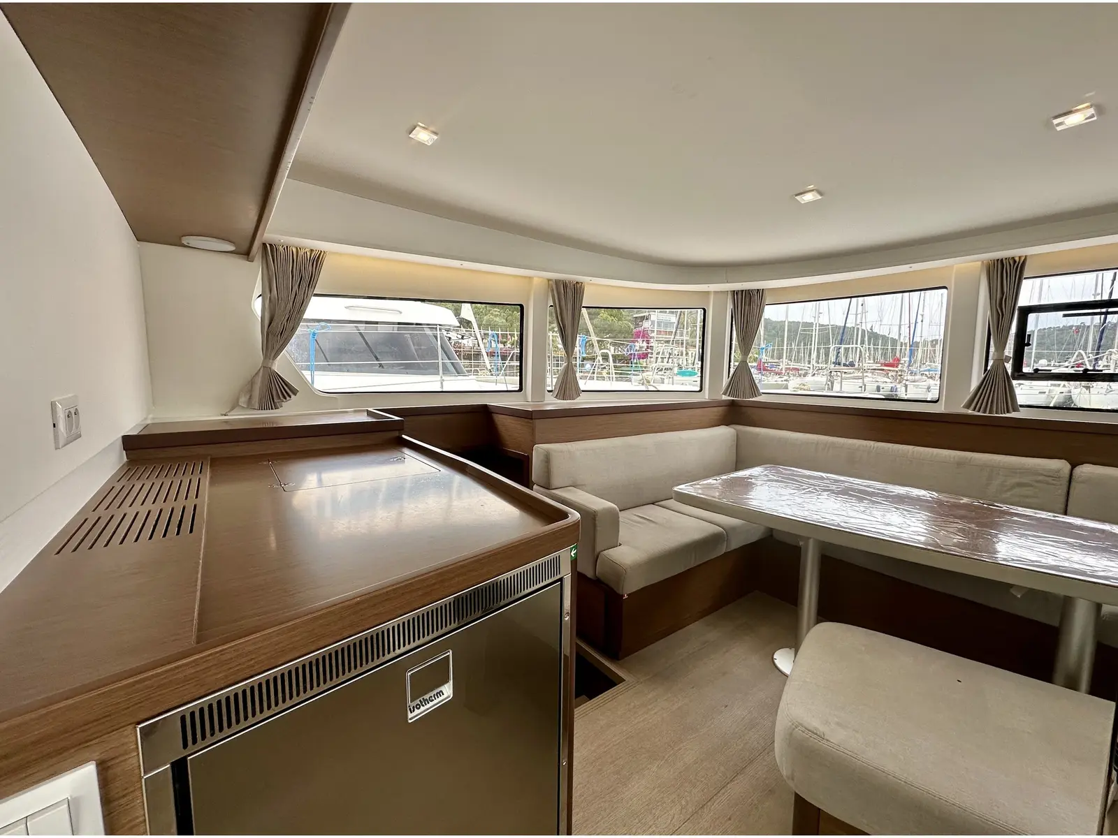 Sail Arcturus, Interior image