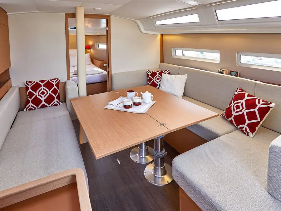Sunsail 410 Classic, Interior image