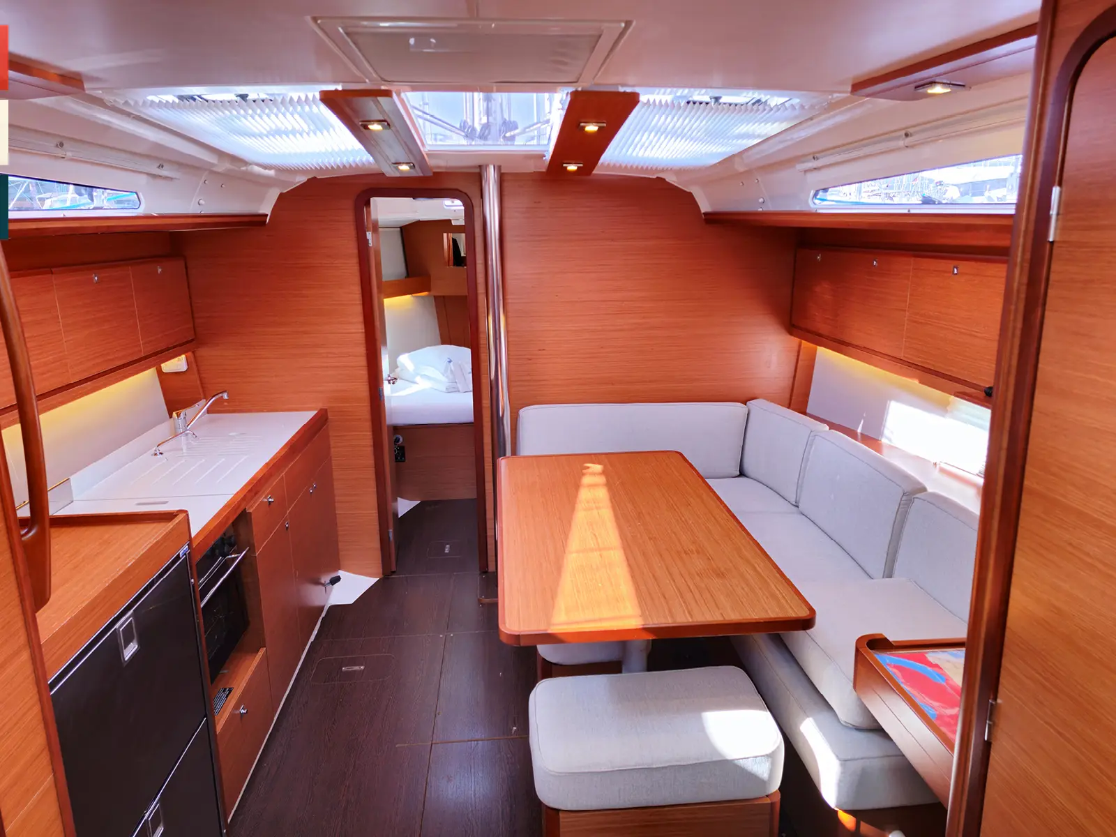 Mimi, Interior image
