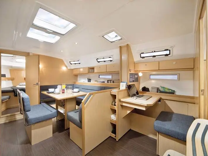 Star Fabian, Interior image