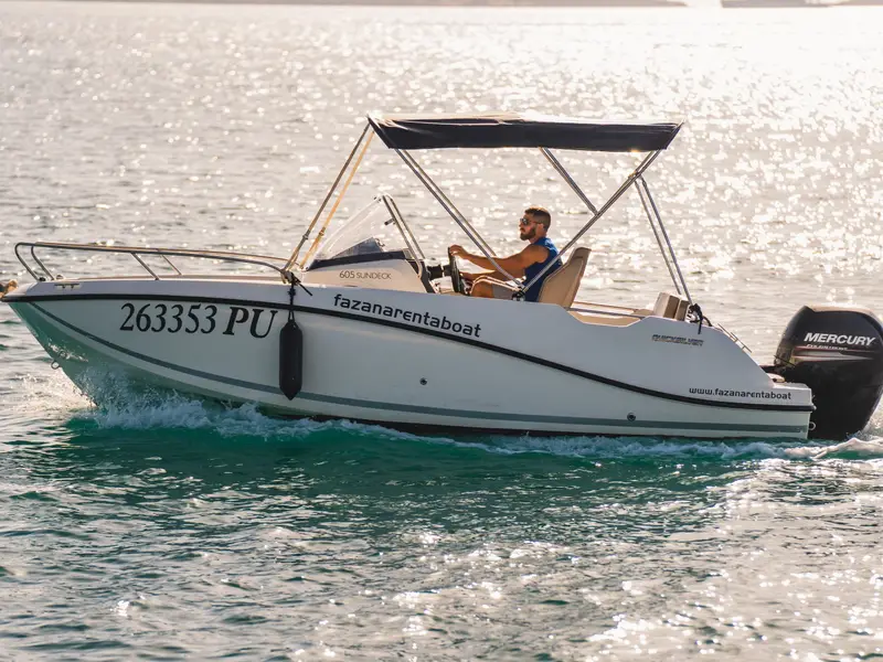 Quicksilver, Quicksilver 605 Sundeck