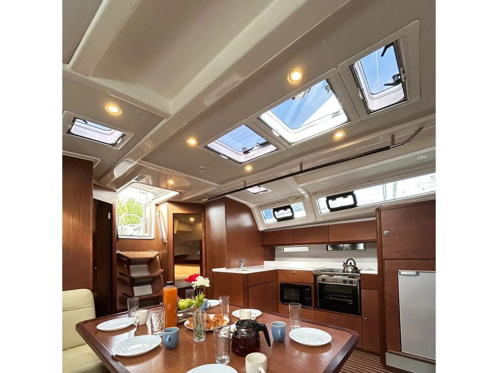 Anemoni, Interior image