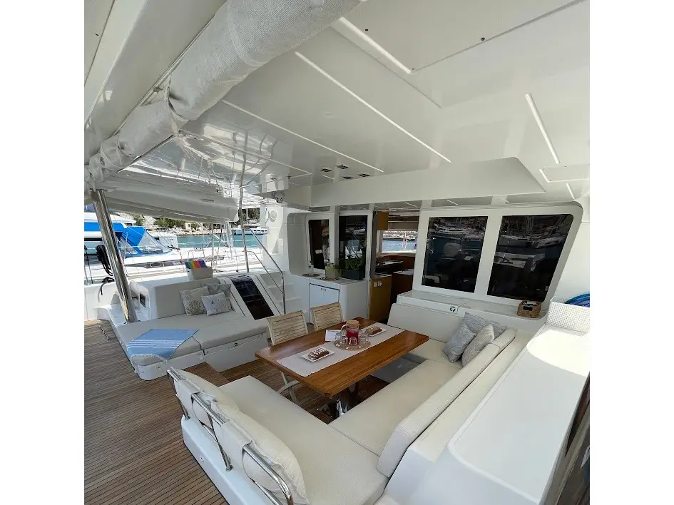DISCOVERY I, Interior image