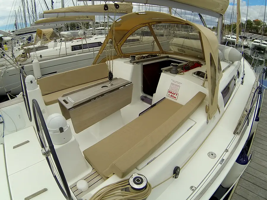 Lara, Dufour 335 GL cockpit table