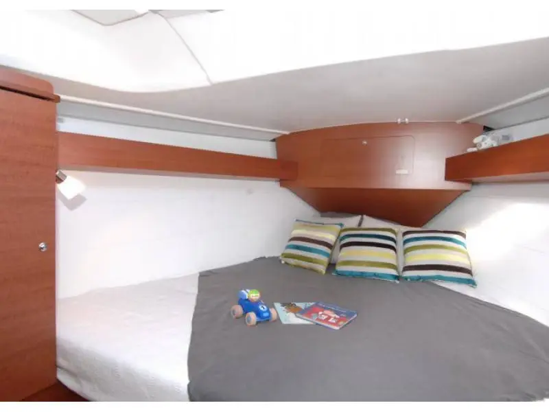 NOUGATESS, Interior image