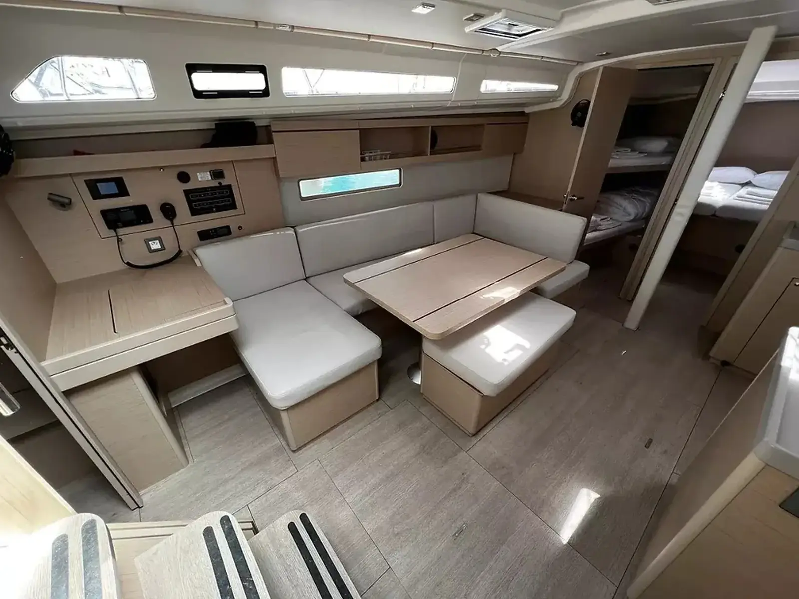 EISNER, Interior image
