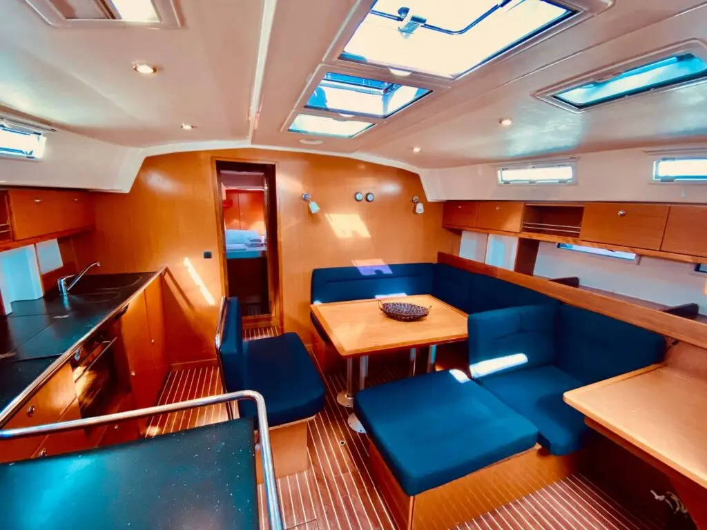 Rachelle, Interior image