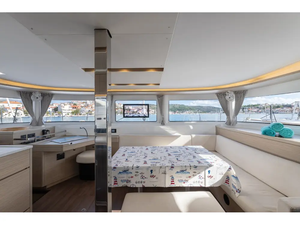 LINDA II, Interior image