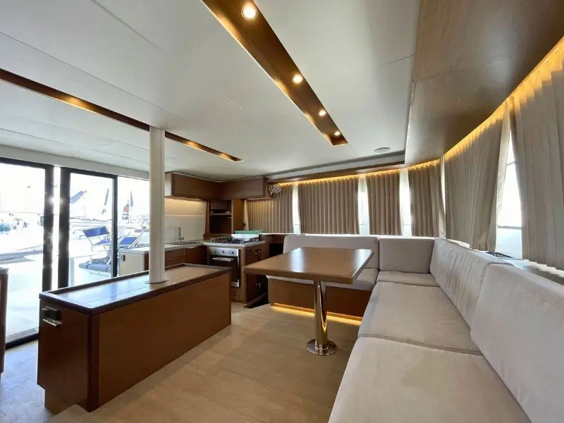 Ioli, Interior image