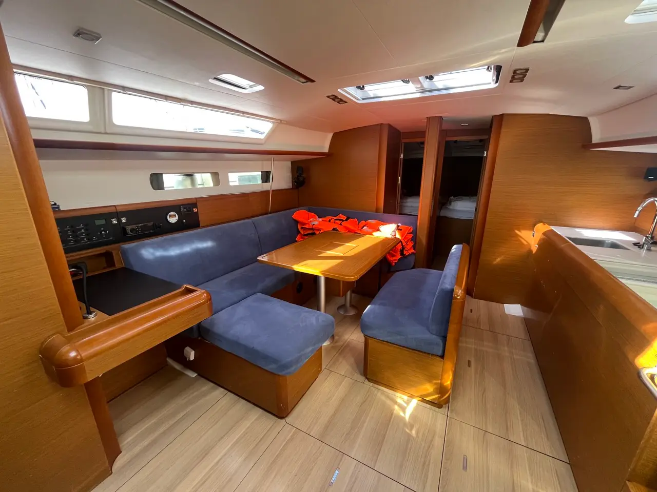 BELUNA, Interior image