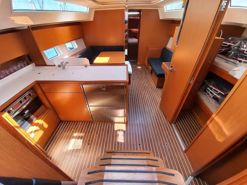 Blue Diamond, Interior image