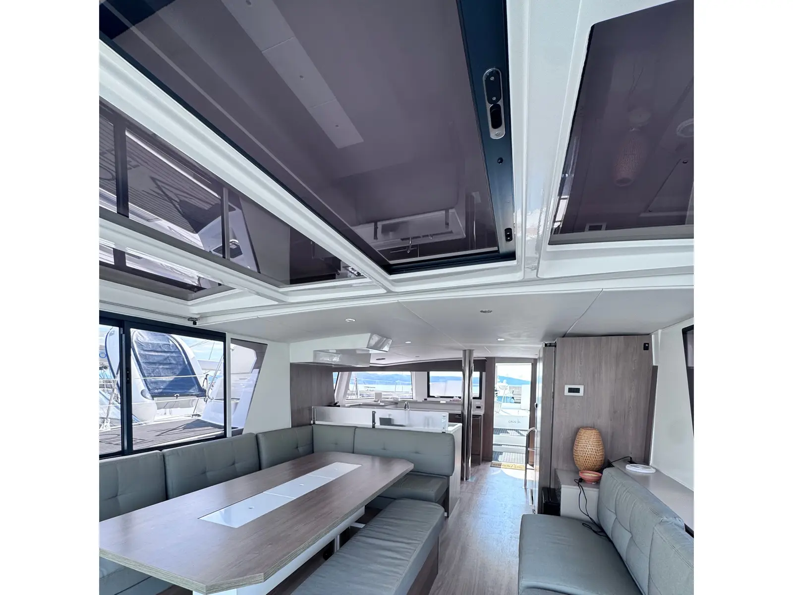 MY QUEEN, Interior image