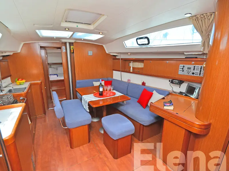 Elena, Interior image