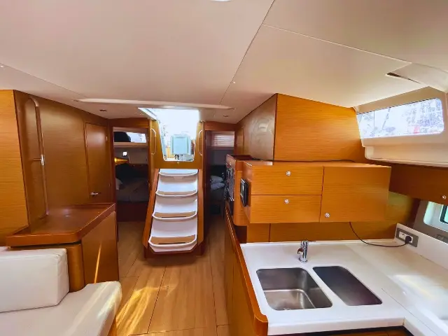 Achilleas, Interior image
