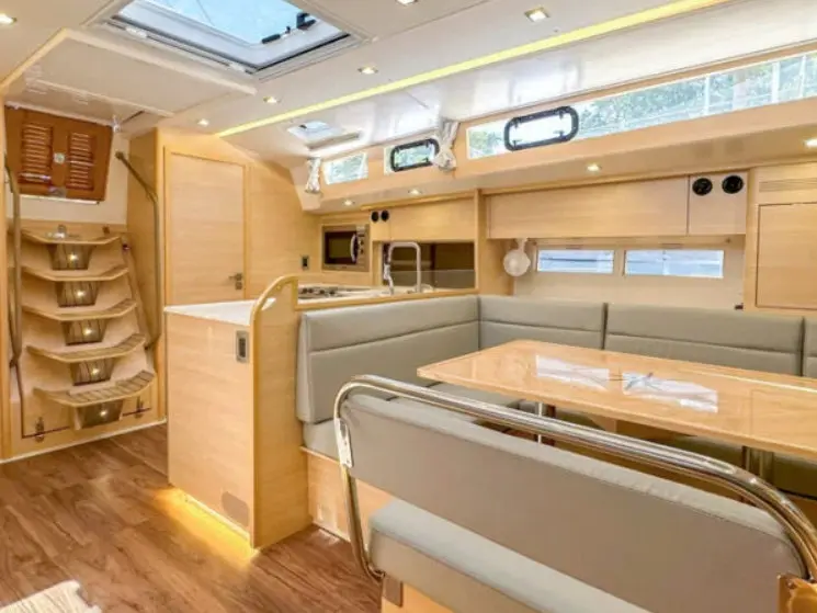 Delta 465, Interior image