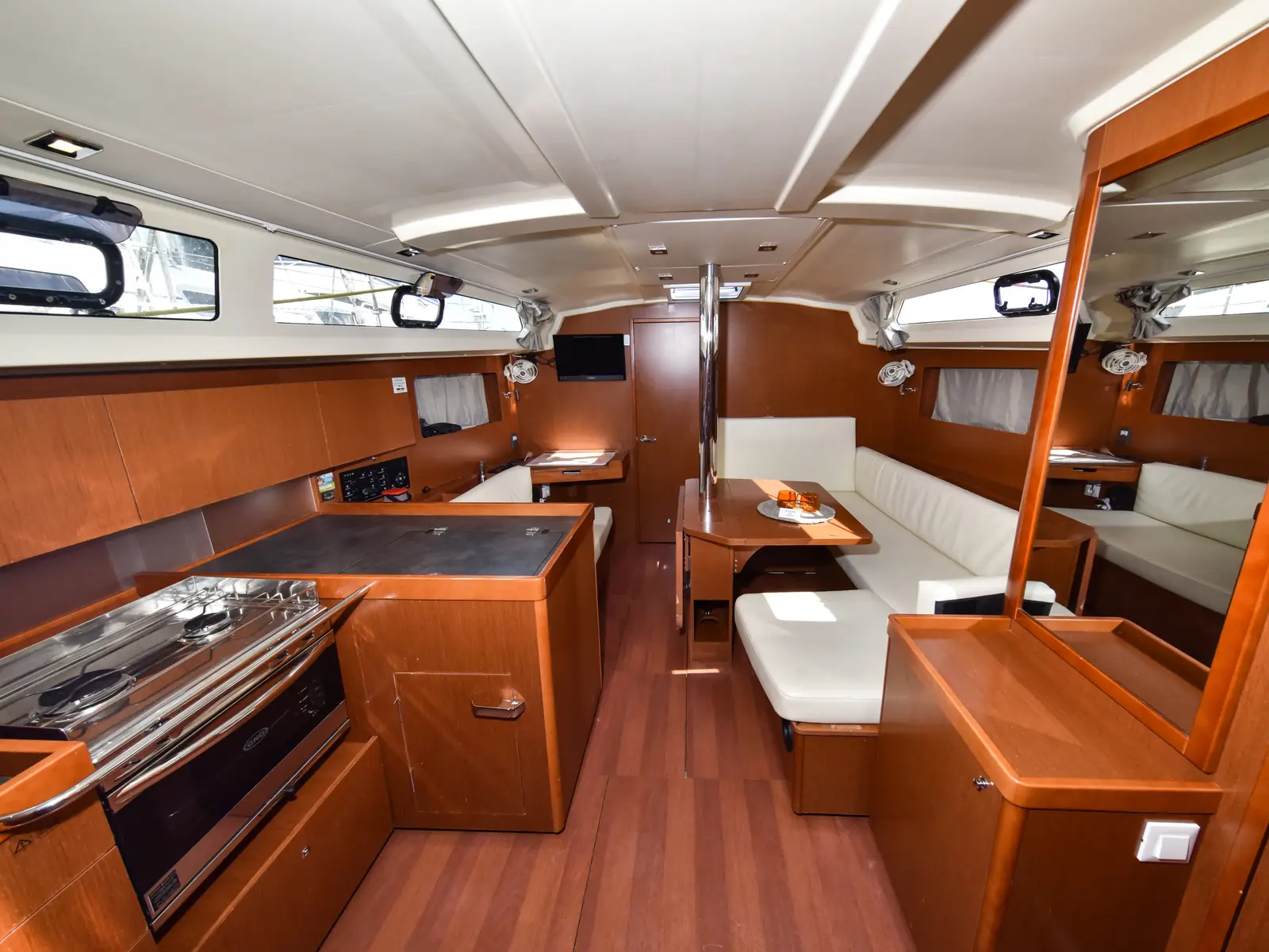 4Play, Interior image