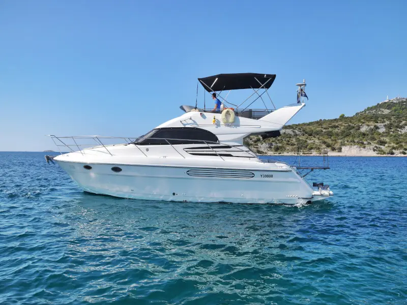 Julia, Fairlane Phantom 40