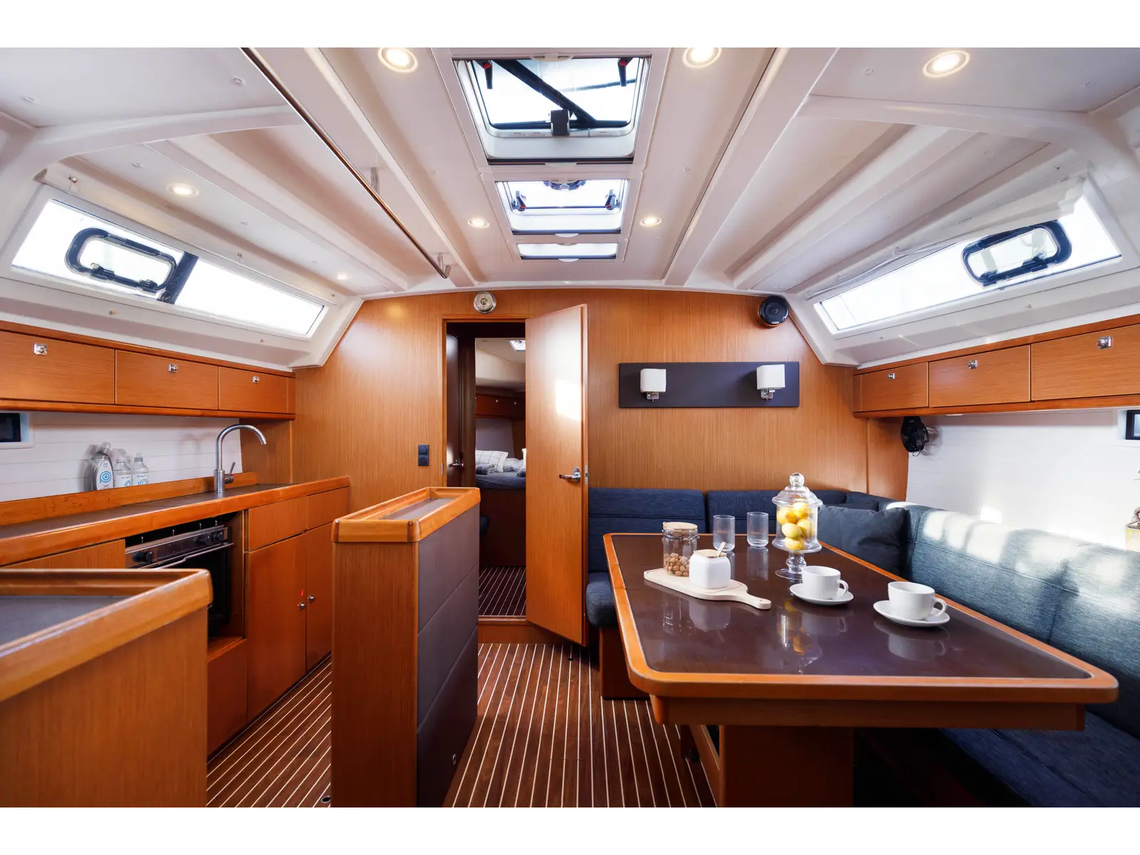 Alexaster, Interior image