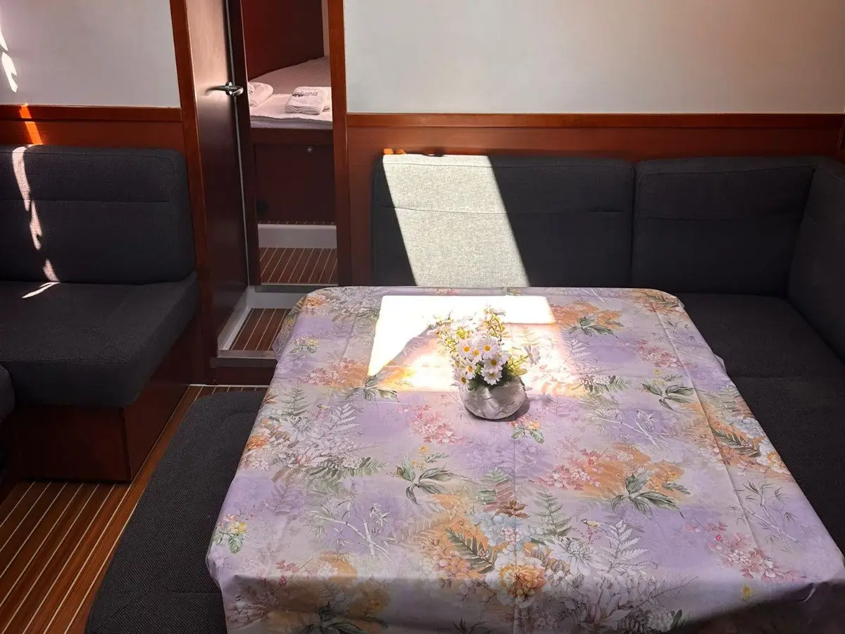 Deneb, Interior image
