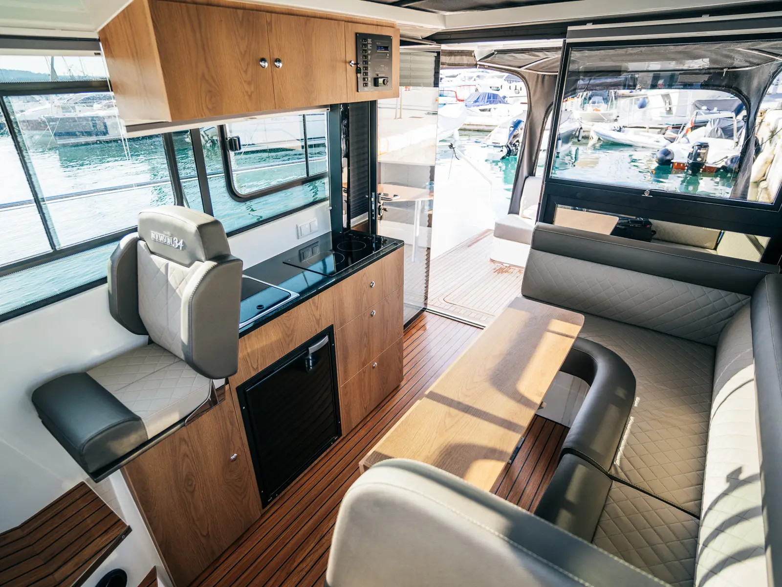 Lili, Interior image