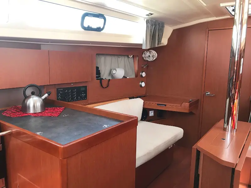 Vera, Interior image