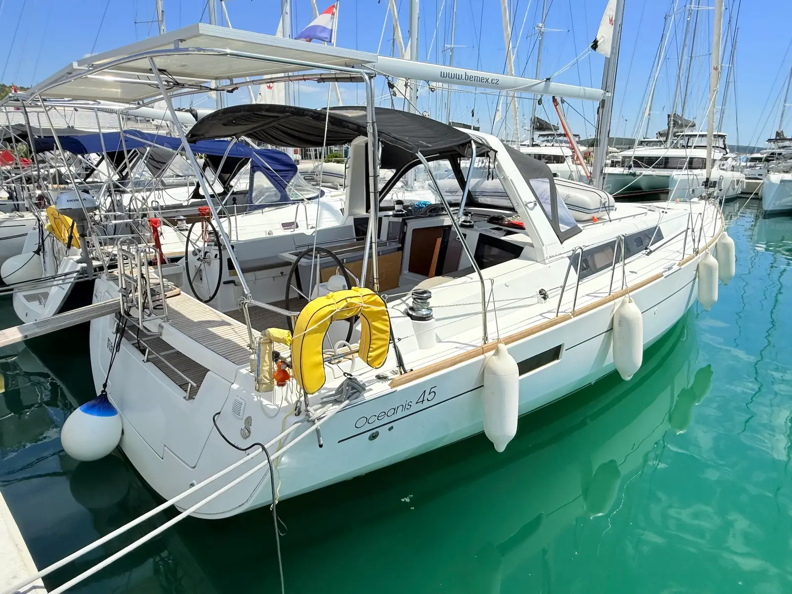 Viki, Main image