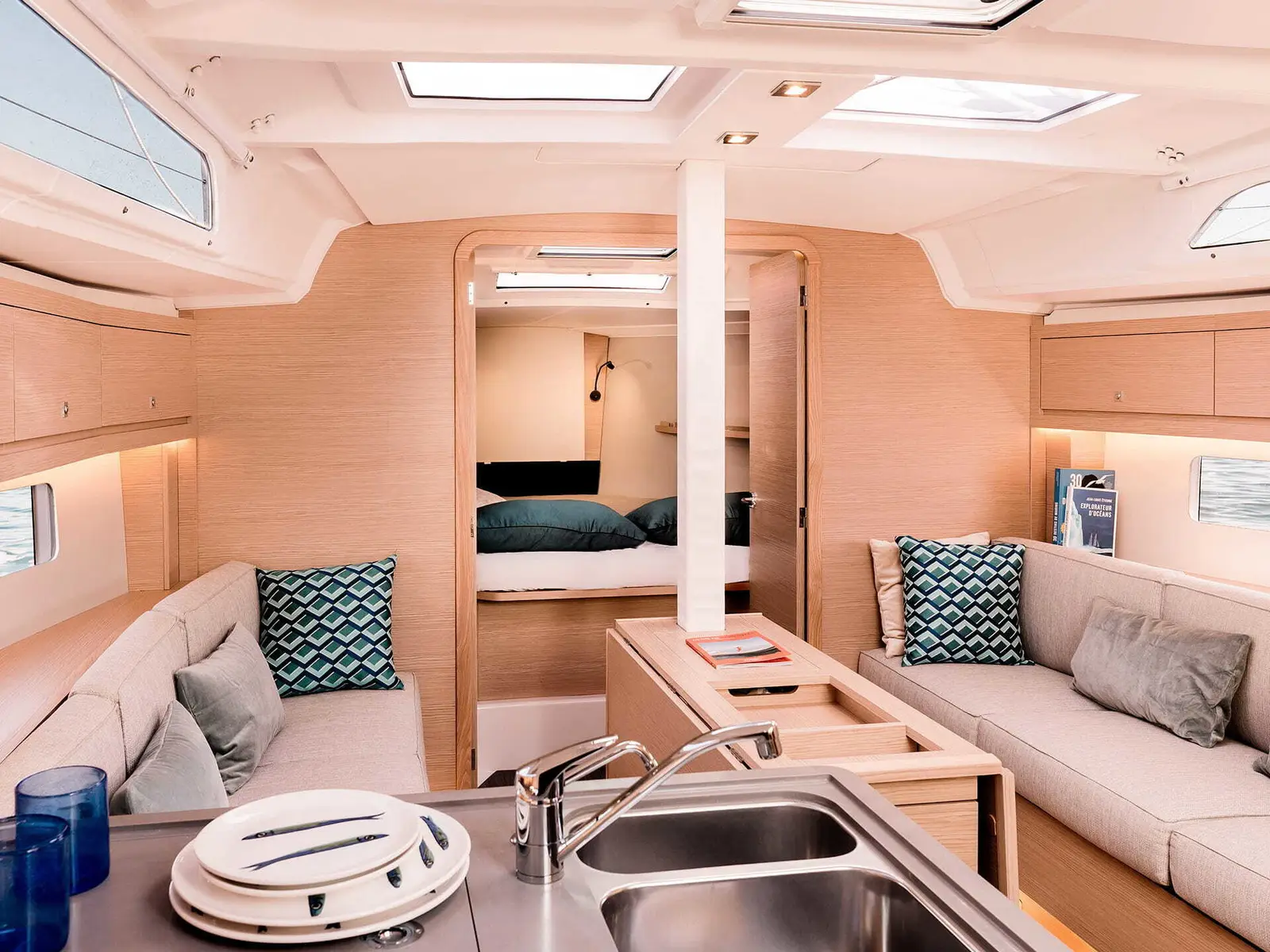 Spicy Rum, Interior image