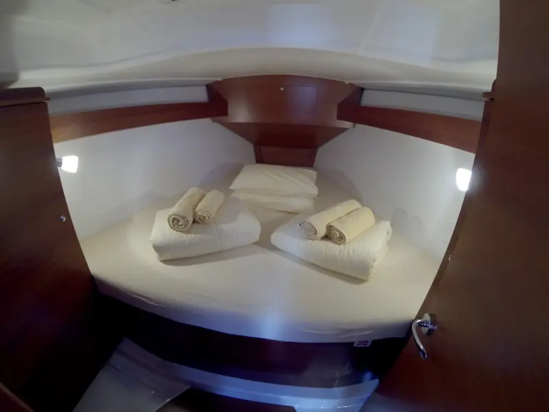 Lara, Dufour 335 GL master cabin