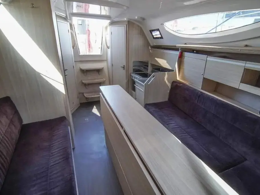 Wyspa Gilma, Interior image