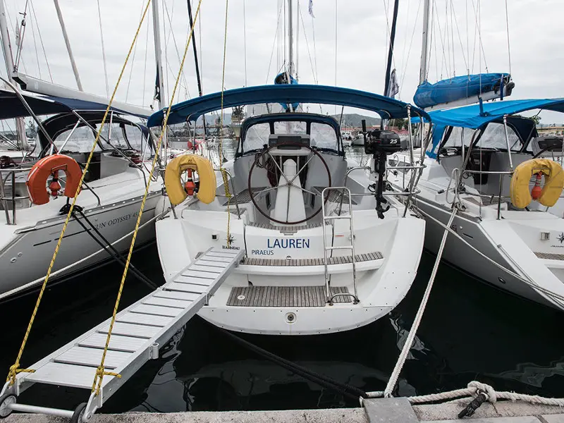 Lauren, Exterior image